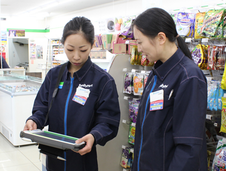 当社では業界,接客業未経験で入社し、現在は店長として働いているスタッフも多くいるのでご安心下さい!全国で18000店舗以上あるファミリーマートでは未経験者も非常に多いので研修はしっかり,丁寧にわかりやすく指導していきますよ!