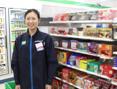 業界経験者であれば入社2ヶ月~3ヶ月で店長をお任せすることもあります。<br />
未経験者の方でも能力,頑張り次第では半年~1年ぐらいで店長をお任せしています。<br />
お仕事は基本的な店内業務からアルバイト教育,採用,シフト管理,客層の管理や分析に基いた発注業務等をお願いします。分からないことがあっても12店舗のネットワークで情報共有しながら対応できるのも強みです!