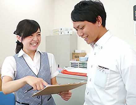 ■お客様と接する楽しい毎日<br />
私の親が利用していた石岡店にいたC.Aさんが優しく対応してくださったことが印象的だったんです。<br />
地元で人と関わる仕事に就きたいと思い、この会社を選びました。入社3年目の今は、経理などの事務と車検の受付などの接客をしています。お出迎えやお茶出しなどのちょっとしたことでも、お客様に「ありがとう」と言っていただけると、とても嬉しいですね。名前を覚えていただけたり、ご来店されるといつもお話しするお客様もいらっしゃいます。また、子ども好きなので、ご両親が試乗に行かれる際には、お子さんと一緒に遊んで楽しい時間を過ごしています(笑)。<br />
■尊敬できる先輩に支えられながら<br />
困ったときにすぐに助けてくれる同僚や先輩がたくさんいて、支えられているなと感じます。先輩はなんでも優しく教えてくれますし、お客様に対する細やかな気遣いや視野の広さには学ぶことが多いです。<br />
特にやりがいを感じるのは、「どうしたらお客様が喜んでくれるだろう?」と考えて行動し、実際に喜んでいただけた時。仕事の先を見て、スムーズにお店を回せるように行動したり、周りを楽にする仕事ができるようになりたいと思います。