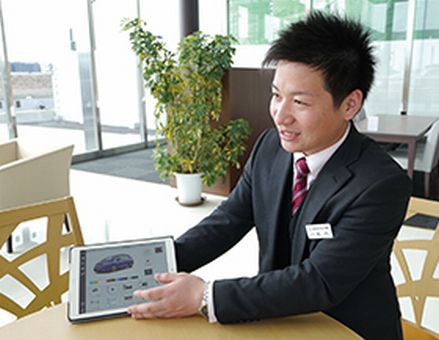 ■信頼される人間になるという魅力<br />
もともと営業という仕事に憧れていたんです!様々な職種がある中で、モノと接するのではなく人と接する仕事、お客様とコミュニケーションをとる仕事に就きたいと思っていました。就活中は、クルマや住宅、ライフライン関係の会社など、いろいろな業界の説明会へ行きましたが、最も魅力を感じたのがクルマ業界でした。高額な商品をお客様に購入していただき、そして購入頂いた後もずっと良い関係を築いていく。そのためには信頼される人間にならなければいけない。そこに大きなやりがいがあると感じたんです。<br />
■地元との結びつきに感激!<br />
地元で働けることも魅力でした。私は地元との結びつきを意識しながら働きたいと思っていたので「地域密着」という会社の想いに共感したんです。実は先日、お会いしたお客様が姉の知り合いだった、なんてこともありました(笑)。<br />
この会社は、常にフォローしてくれる先輩がたくさんいますし、気軽に相談できる雰囲気があります!若いスタッフにとっては、期待を大きく感じることができる会社ですね。