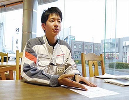 ■マンツーマンの恵まれた教育体制<br />
父に連れられていった販売店で会ったサービススタッフの仕事に憧れて、この道を志しました。ここでは、基本的に一番年齢の近い先輩が、新人の教育担当として一対一で仕事を教えてくれます。学校では学ばなかったことや経験したことのない内容に、早く的確に対処するのは難しいですが、周りの先輩方にサポートしていただきながら経験を積んでいます。<br />
接客の際にはお客様に誤解を与えないことや相手の気持ちを考えて接しています。<br />
■サービスとしての一番のやりがい!<br />
一番のやりがいは、お客様のクルマを整備し、後日お電話をした際に、「ありがとう、直ったよ」と感謝されること。それまでの苦労が吹き飛ぶような達成感や充実感がありますね。また以前、お客様のクルマのボディ塗装の汚れを磨いてキレイにしたところ、「そこまで気づいてくれたんだ」ととても喜ばれました。クルマを整備することだけでなく、お客様が気づかない点にも気を配ることがご満足につながると思います。