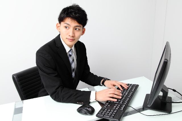 様々な人と出会い、関われる仕事。地元茨城での地域貢献に関われる仕事。これらが私が企業を探す際の絶対条件でした。そんな時、マイナビで日宣メディックスの名前を見つけました。興味を持って調べた結果、すでに自分がこの会社の媒体に身近で関わっていることを知りました。<br />
パートの仕事を探す母親が見ていたのは求人アルゾ。車好きな先輩が楽しそうに読んでいたのは月刊オートガイド。女性の友達数人はウキウキしながらCoutaでランチをする店を選んでいた。これらの情報誌がすべて日宣メディックスから出版されている事、そしてすでにこの会社が地域貢献をしている現状を目にしていたことに私は衝撃を受けました。しかもこれだけ多くの媒体を扱っていれば仕事を通して関わる人の数や種類も多くなる。「ココしかない!」と思いましたね。
