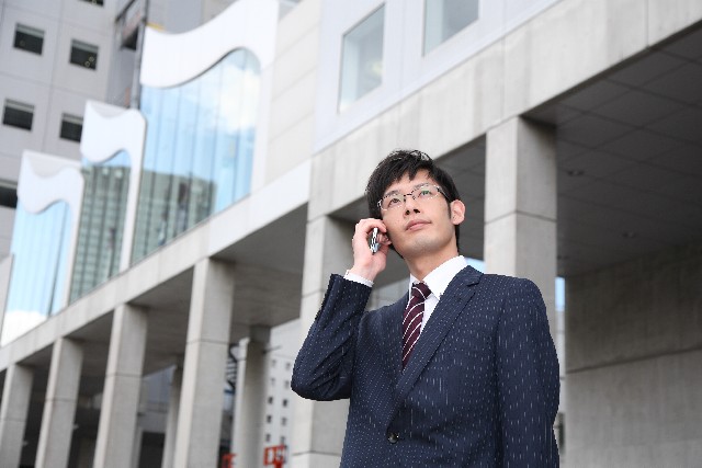 モノ作りに携わる事ができる事が一番の理由です。元々、何かを作る事に興味があり会社を探す中で、現在の会社に辿りつきました。一人ではなく、多くの人達が携わり一つのモノを作るというのはとても魅力的です。<br />
自分を含む営業スタッフ、制作スタッフ、お客様、印刷会社、そしてユーザー…等 これだけの人々が集まってやっと一つのモノが出来上がります。なので、自分の思い通りにいかない事もあります。でも、「思い通りにいかない」というのが、何ともオモシロイのではないかと思います。<br />
以前でしたら、思い通りにいかないと「面白くない」と思うのが普通だと思っていましたが、今はそうは思いません。「思い通りにいかない」から投げ出すのではなく、「どうしたら上手くいくか打開策を考える」という事がオモシロイと感じるようになりました。