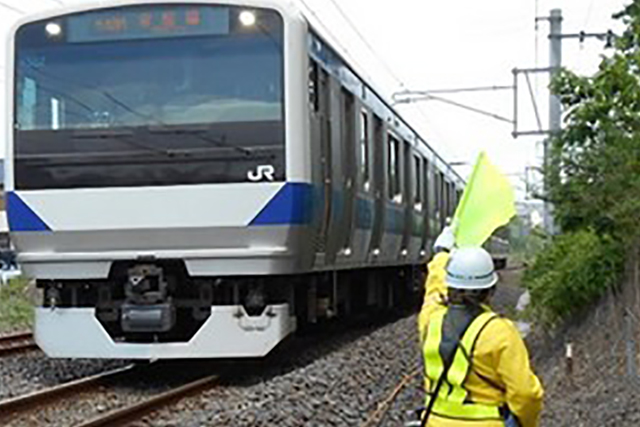 茨城県の地域社会のインフラ、鉄道路線、市民にとって快適で安全な生活を守るために多様なニーズに応える安全保障、警備保障を行う地域の総合警備保障会社です。<br />
JR関連工事をはじめ様々な工事現場やイベントに関わる警備・交通規制などをおこなっています。現場の作業者、イベントの参加者ほか関わる全ての皆様の安全を確保し、安心かつスムーズな現場を提供いたします。<br />
専門の知識・スキルをもった警備員も多数おりますので、未経験者の方も安心してご応募下さい。ひとつひとつスキルを身につけながら、共に成長していける職場です。