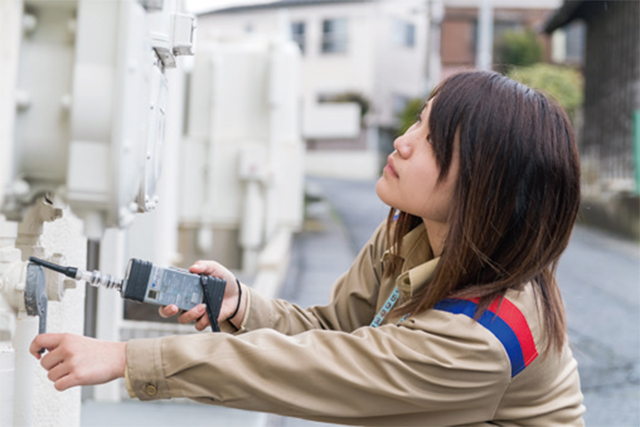 高校を卒業してこの会社に入りました。入社の決め手は「お客様一人ひとりを大切にする」という会社のテーマに共感したからです。未経験の営業業務に感じていた不安は、アットホームな会社の雰囲気や教育制度が解消してくれました。お客様から「女の子なのに頑張っているね」とお褒めの言葉をいただき、さらに頑張ることができました。今では頑張りが数字になって表れることも、楽しいやりがいになっています。