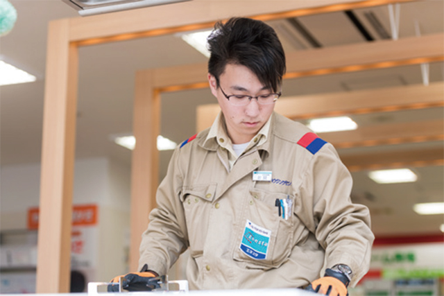 お客様からいただく「ありがとう」がこの仕事の何よりのやりがいです。お客様からのいろいろな要望にお応えし、「あなたに頼んでよかった!」「快適に生活できるようになった」というお言葉をかけていただいた時に、改めてこの仕事をしていて本当に良かったと喜びを感じます。また、社内でのコミュニケーションも良好で、わからないことや疑問に思うことがあれば先輩方がすぐに教えてくれる環境が整っています。