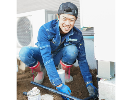 手に職をつけたいという所から入社させて頂きました。<br />
仕事をする中で大事な考え方、姿勢というものを学び、<br />
経験を積んだことで、自分にはできないと思っていたことも<br />
できるようになり、自信がつきました。<br />
できるようになることでもっと次へ!と向上心も高まりました。<br />
こうなれたのも、何事にもチャレンジさせてもらえる会社だから<br />
だと思います。職場のみんなと同じ目標に向かえるこの会社で<br />
これから一緒に成長していきましょう!