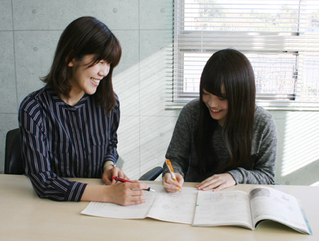 通信制高校の生徒は、学力も進路もみんなバラバラです。一人ひとりと深く向き合い、個々に対応するのは大変なことです。でも、だからこそ大きな充実感があるのも確かです。必要な科目を選択できる通信制は、夢実現に集中できる時間を長く濃くすることができるので、サポートにも熱が入ります。<br />
生徒たちと一緒になって、進学や就職実現したい！そんな熱い想いのある方、待っております！