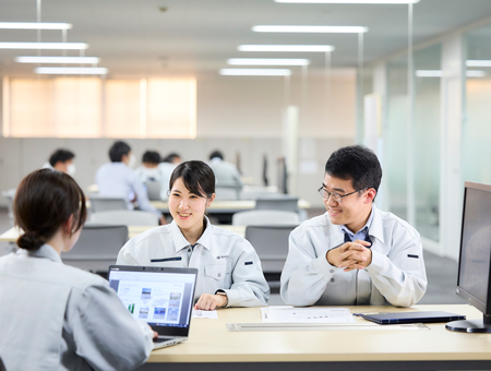 新工場の立ち上げにあたり、入社された製造スタッフの方には事前トレーニングを用意しています。<br />
製造の経験があれば、事前トレーニングで仕事に必要なノウハウを身に付けることが可能です。<br />
また、当社は社員の自主性や創造性を大事にし、そして何かに挑戦したいことに対して寛容で、“まずはやってみよう!”という文化があります。<br />
頼りになる先輩も多数おりますので、わからないことは丁寧にサポートしますのでご安心ください。