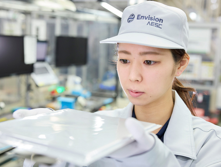 昨今、世界的に国や企業の脱炭素社会・SDGsの実現に向けた動きが加速し、従来のガソリン車から電気自動車(EV)へのシフトが世界中で進んでいます。<br />
その市場規模はここ数年、毎年10%前後で伸びており、今後さらに拡大し10年後には現在の10倍になるとも予想されています。<br />
需要拡大に伴い2023年4月に茨城新工場が操業を開始するにあたり、当社の一員として働くオープニングメンバーを募集いたします。