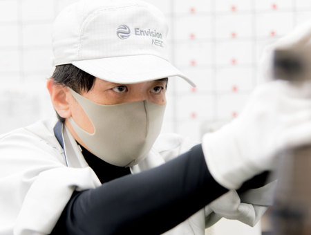 昨今、世界的に国や企業の脱炭素社会・SDGsの実現に向けた動きが加速し、従来のガソリン車から電気自動車(EV)へのシフトが世界中で進んでいます。<br />
その市場規模はここ数年、毎年10%前後で伸びており、今後さらに拡大し10年後には現在の10倍になるとも予想されています。<br />
需要拡大に伴い2023年4月に茨城新工場が操業を開始するにあたり、当社の一員として働くオープニングメンバーを募集いたします。<br />
今回募集の保全スタッフは、工場を滞りなく稼働させる重要なポジションです。<br />
完成したバッテリーは人目に触れることは多くありませんが、電気自動車の“心臓部”となる大切なもの。<br />
その生産を守るポジションだからこそ、やりがいも十分感じることができます。