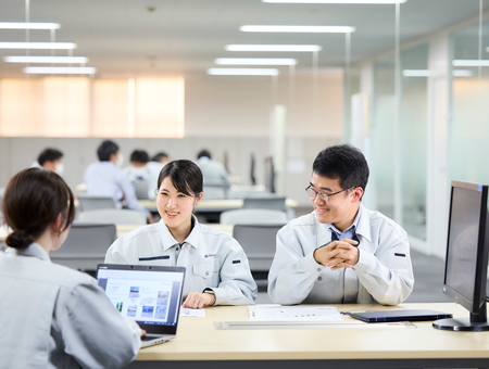 新工場の立ち上げにあたり、入社された保全要員の方には事前トレーニングを用意しています。<br />
機械や電気などの保全に必要な基礎知識があれば、事前トレーニングで仕事に必要なノウハウを身に付けることが可能です。<br />
また、当社は社員の自主性や創造性を大事にし、そして何かに挑戦したいことに対して寛容で、“まずはやってみよう!”という文化があります。<br />
頼りになる先輩も多数おりますので、わからないことは丁寧にサポートしますのでご安心ください。