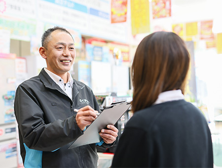 担当エリアの営業をメインに、納品や修理、工事など様々な業務を行っています。<br />
故障などの電話には基本的に即日対応！私達の仕事はお客様の「困った」を解決するスペシャリストです。<br />
家電だけではなく、お家に関する相談も受けるため、本当に幅広い知識が身に付きます！<br />
長年のお付き合いなのでお客様からの信頼も厚く、「我が家のホームドクターね」との言葉を頂けるやりがいのある仕事です。<br />
