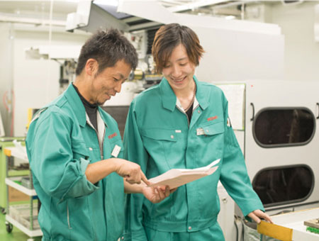 当社では「4Hでチャレンジ、基礎加工技術の発信工場を目指そう」を掲げています。<br />
4Hとは「Heart」「Hand-made」「Hi-speed」「Hi-tech」の文字を取ったものです。<br />
Heartとは、お客様を思う心と仕事に対する情熱を持つことです。<br />
Hand-madeは日本人の器用さと職人気質によるものづくり、<br />
Hi-speedは無駄のない動きと物事が素早く進むシステムづくり、<br />
Hi-techは進化し続ける先端技術のリサーチ、先端機器を使いこなせる社員による有効活用を意味しています。<br />
この4Hを当社の武器として妥協のないモノづくりにチャレンジしていきます。<br />
今後は世界を市場に技術発信工場としての立ち位置を確固たるものにしていきます。