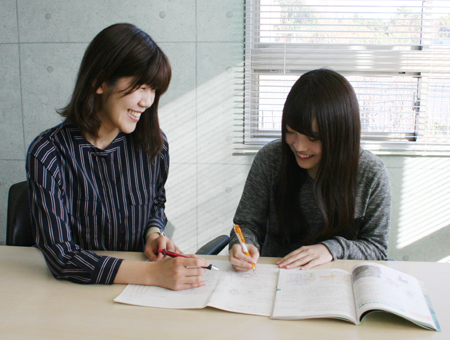 通信制高校の生徒は、学力も進路もみんなバラバラです。一人ひとりと深く向き合い、個々に対応するのは大変なことです。でも、だからこそ大きな充実感があるのも確かです。必要な科目を選択できる通信制は、夢実現に集中できる時間を長く濃くすることができるので、サポートにも熱が入ります。<br />
生徒たちと一緒になって、進学や就職実現したい!そんな熱い想いのある方、待っております!