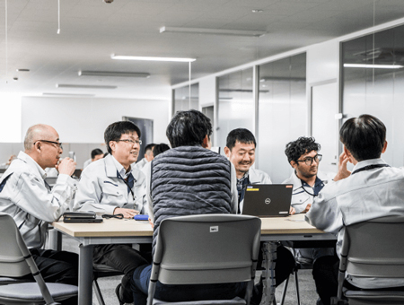 新工場の立ち上げにあたり、入社された製造スタッフの方には事前トレーニングを用意しています。<br />
製造の経験があれば、事前トレーニングで仕事に必要なノウハウを身に付けることが可能です。<br />
また、当社は社員の自主性や創造性を大事にし、そして何かに挑戦したいことに対して寛容で、“まずはやってみよう!”という文化があります。<br />
頼りになる先輩も多数おりますので、わからないことは丁寧にサポートしますのでご安心ください。