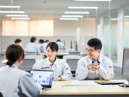 新工場の立ち上げにあたり、入社された保全要員の方には事前トレーニングを用意しています。<br />
機械や電気などの保全に必要な基礎知識があれば、事前トレーニングで仕事に必要なノウハウを身に付けることが可能です。<br />
また、当社は社員の自主性や創造性を大事にし、そして何かに挑戦したいことに対して寛容で、“まずはやってみよう!”という文化があります。<br />
頼りになる先輩も多数おりますので、わからないことは丁寧にサポートしますのでご安心ください。