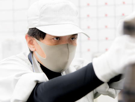 昨今、世界的に国や企業の脱炭素社会・SDGsの実現に向けた動きが加速し、従来のガソリン車から電気自動車(EV)へのシフトが世界中で進んでいます。<br />
その市場規模はここ数年、毎年10%前後で伸びており、今後さらに拡大し10年後には現在の10倍になるとも予想されています。<br />
需要拡大に伴い2023年4月に茨城新工場が操業を開始するにあたり、当社の一員として働くオープニングメンバーを募集いたします。<br />