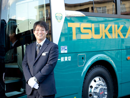 当社では、自分の能力や個性を活かしながら、やりがいのある仕事に取り組むことができます。<br />
バスの運転手として、好きな運転を活かした仕事ができる環境を提供しています。<br />
もちろん、キャリアや資格を最大限に活かしながら、より観光バスドライバーとしての業務にも挑戦可能です。<br />
<br />
さらに、私たちは単なる「仕事」を超えて、地域社会に貢献する仕事に誇りを持っています。<br />
一緒に成長し、やりがいを感じることができる職場で、あなたをお待ちしています!