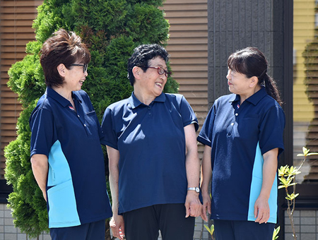 当社では、通常の訪問介護に加えて「ゼロコード」という新しいケアスタイルも取り入れています。<br />
これは、1回の滞在時間が20分未満の短時間ケア。<br />
水分補給や服薬支援、食事・トイレ・入浴の見守り、声掛けや促しなど、日々の生活の中で「ちょっとした手助け」を必要とする方に向けたサービスです。<br />
<br />
滞在時間が短い分、スケジュールの調整もしやすく、働く側にもやさしいのが特徴。<br />
こまめなケアを必要とする利用者様にとっても、より柔軟に対応できる、思いやりあふれるスタイルです。<br />
新しいカタチの介護を、一緒に広げてみませんか？