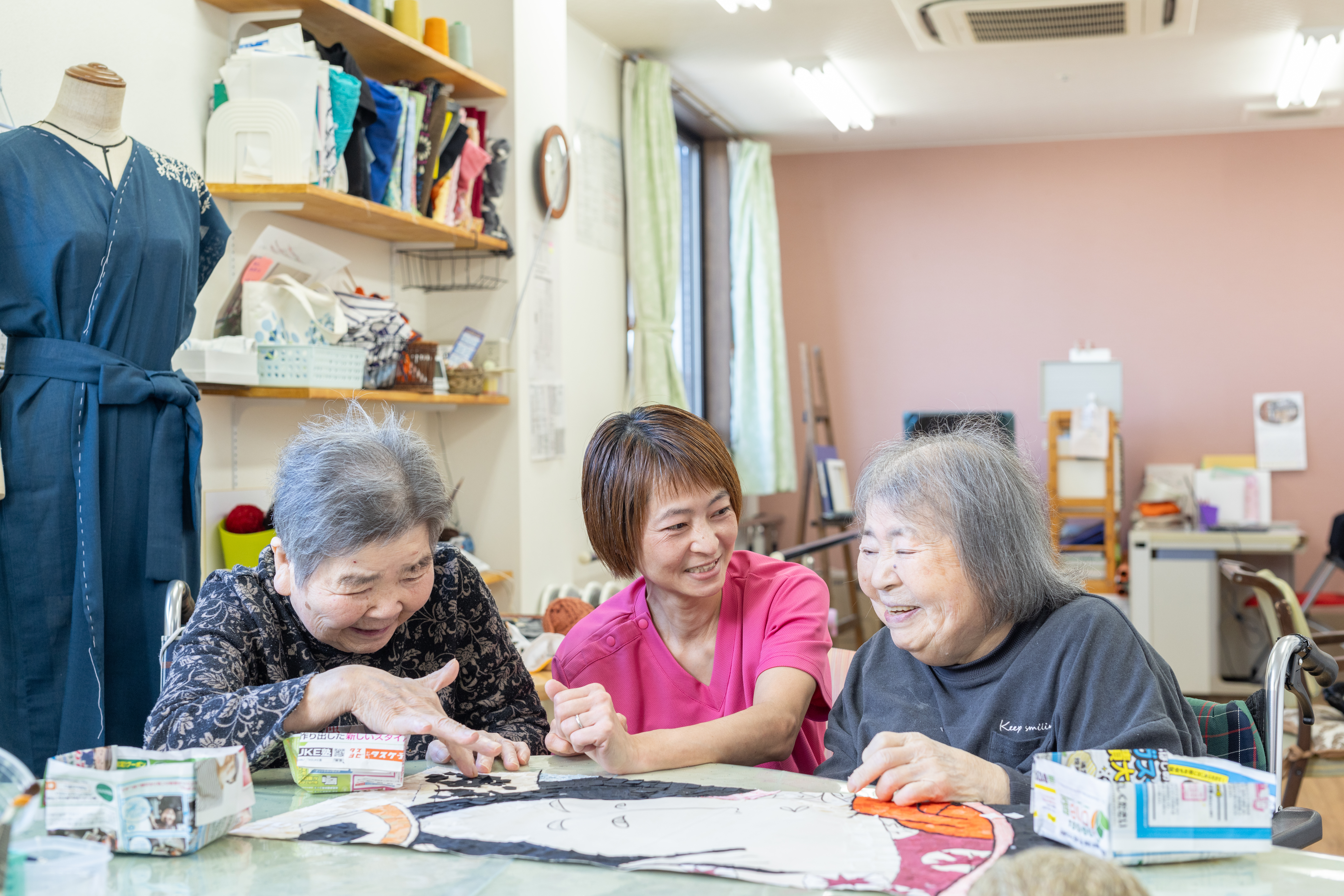 介護士、看護師、療法士、調理師、ドライバーなど様々な役割のスタッフが同じ施設で働いているのが森田記念会。利用者様が快適に過ごせるよう、みんなで話し合ってよりよい方向へ進めていくのが介護のお仕事です。コミュニケーションを大切にしている社風だからこそスタッフ同士の仲もばっちり!そのおかげでチームの連携がしっかりとれています。<br />
利用者様に施設での生活を楽しんでいただくため、スタッフも笑顔であり続けたいと考えています。そのために、施設にいる人と気軽に会話を楽しめる環境が大切です。色々な人が一つの施設にいるからこそ、たくさんの方とのコミュニケーションをとることができ、施設内がどんどん明るくなっています。