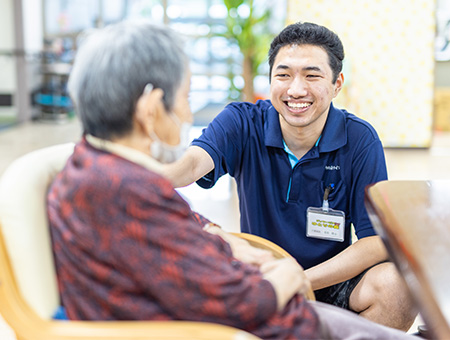 ご利用者様とスタッフは、互いにもう一つの家族のような存在。<br />
当施設は家庭の温もりを大事にしており、何でも互いに助け合い、手作りすることこだわっています。例えば、洗濯物を一緒に畳んだり、手作りスイーツを協働で作ったり。<br />
ご利用者様もスタッフも誕生日をともに祝い、スタッフにはリクエストに応じて、職員の互助会から欲しい品をプレゼントしています。<br />
また、介護職員、看護師、ケアマネジャー、生活相談員、ドライバー、立場関係なく、スタッフの「やる気」を全力で応援。自分発信のアイデアを用いて活躍するチャンスを常に支援しています。<br />