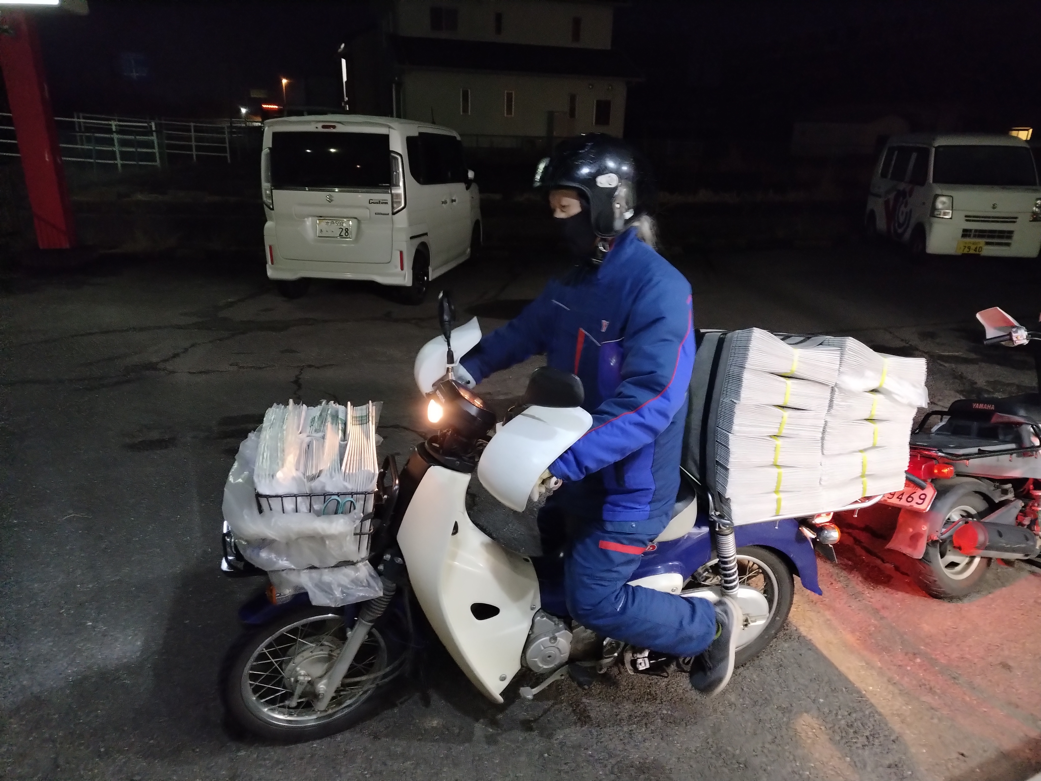 担当エリアのお客様の管理をお願いします。購読契約更新や新規読者開拓など、自分なりに提案の仕方を工夫することで成果がはっきり表れる仕事ですので、活躍の場が広がります。<br />
まずは、お客様に顔を覚えてもらうことが１番最初のお仕事です。徐々に業務の幅を広げていってくださいね。