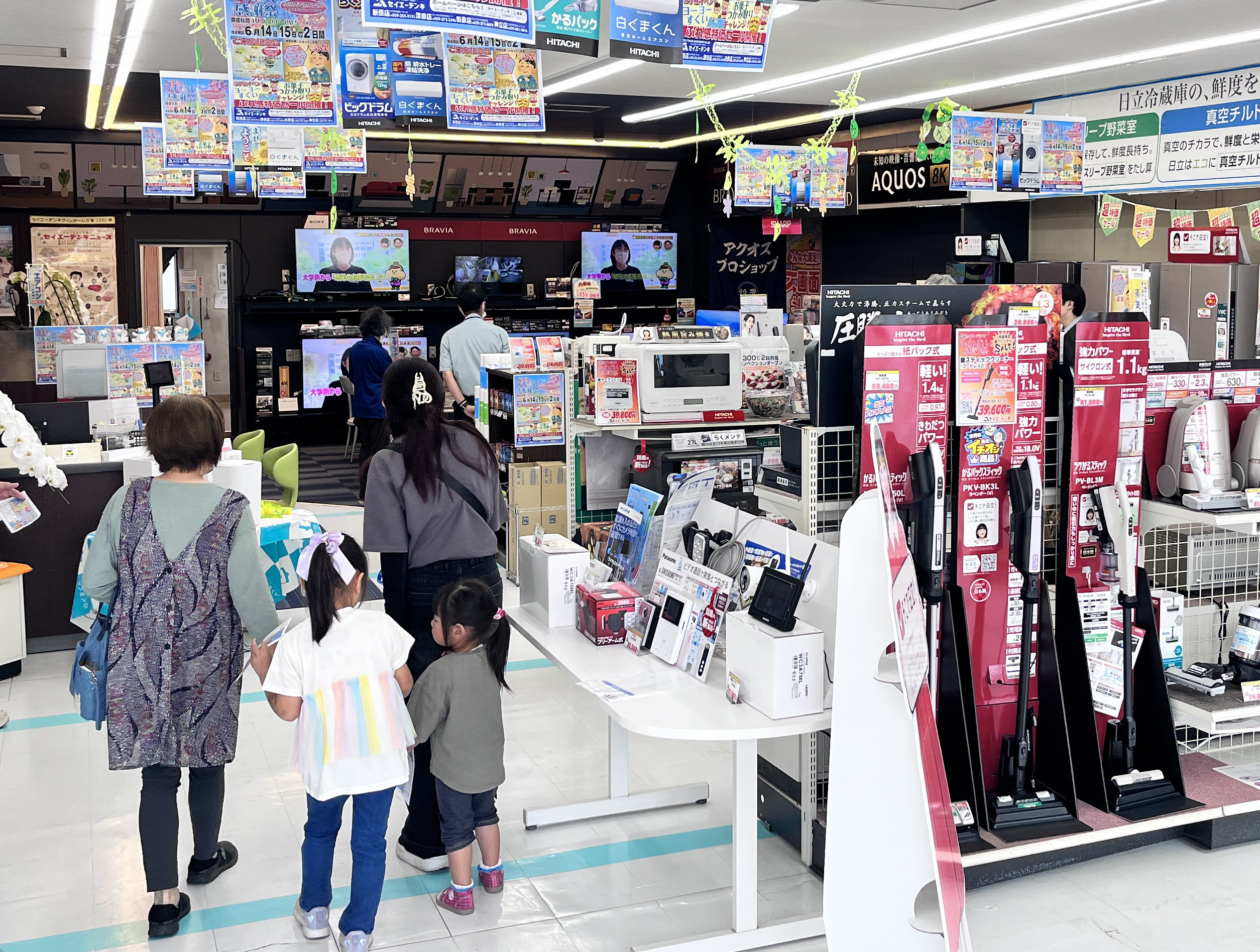 当社は創業50年を迎えた家電品販売店です。水戸市やひたちなか市、土浦市の計4拠点で街の家電屋を営んでいます。<br />
創業当時から日立製品を中心に扱っており、元々2つの家電屋が1つの会社となって始まった当社。代が変わり、歴史が変わっても常に誰かとの繋がりを第一に経営してきました。<br />
モットーは「心と心のお付き合いを願う」。どんな時もお客様との心の繋がりを大切にしてきたのが、今も家電屋を続けていられる秘訣です。
