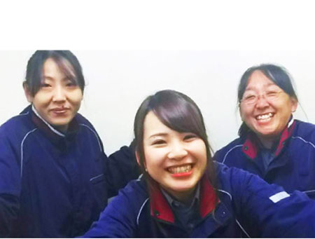 そんなイメージを持たれる方も多いかもしれませんが、実は全くそんなことはありません。<br />
当店はセルフ式のガソリンスタンドなので、給油作業はお客様ご自身で行っていただきます。スタッフの主な業務は、ご案内や簡単な点検サポート、店舗の清掃や受付業務など。力仕事はほとんどないため、女性スタッフも多数在籍し、活躍しています。<br />
<br />
未経験からスタートしたスタッフも多く、研修やマニュアルも充実しているのでご安心ください。<br />
「人と話すのが好き」「きれいに整っている環境で働きたい」そんな方にはぴったりのお仕事です。