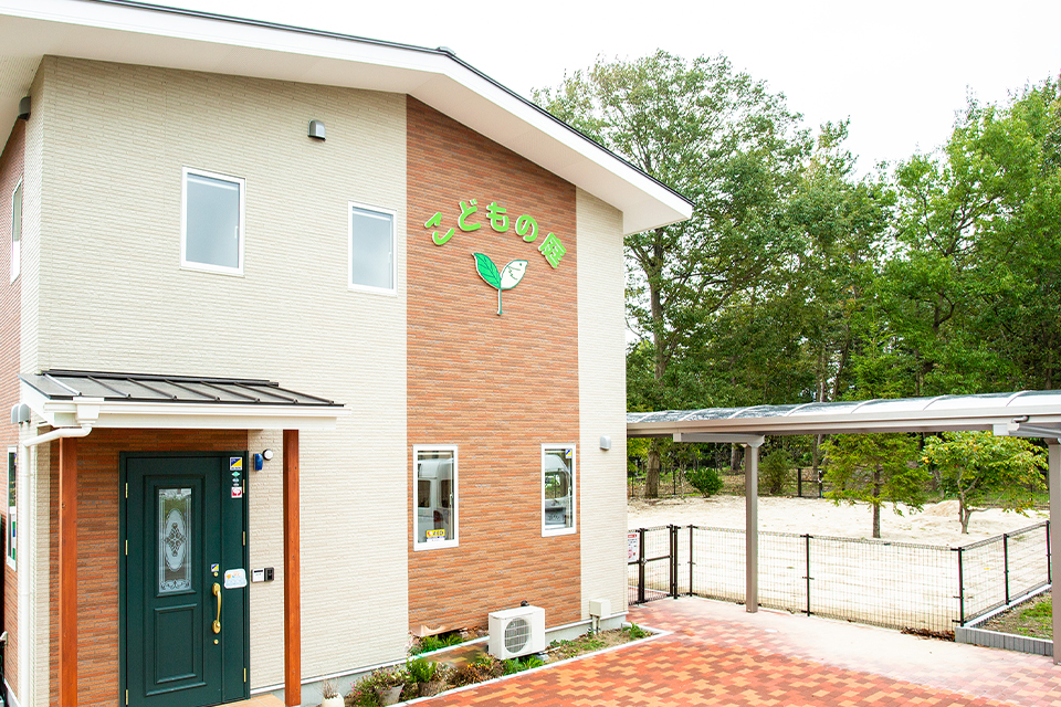 無理なく仕事と育児を両立させ、充実した毎日を送れるよう、働きやすさを追求しています。<br />
法人内には平日に利用可能な託児所も完備。<br />
子育て中でも安心して働けるよう、柔軟な勤務体制を整え、スタッフの生活に配慮したサポートを行っています。<br />
またお子様の学校行事や急な体調不良にも対応しやすく、家庭との両立がしやすいシフト調整が可能ですんのでご安心ください。<br />
<br />