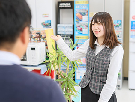 私は事務仕事を中心に、お客様からの電話を各担当に取り次いだり、来店の接客対応を行っています。<br />
直接お客様のもとに行くことはないですが、営業の方のサポートをして売り上げに貢献できた時はやりがいを感<br />
じます。固定のお客様ばかりなので、プレッシャーなく楽しく会話をできるところが自分に合っていると思います。<br />
残業もほとんどなく、定時で上がれるのでプライベートの時間も楽しめています!