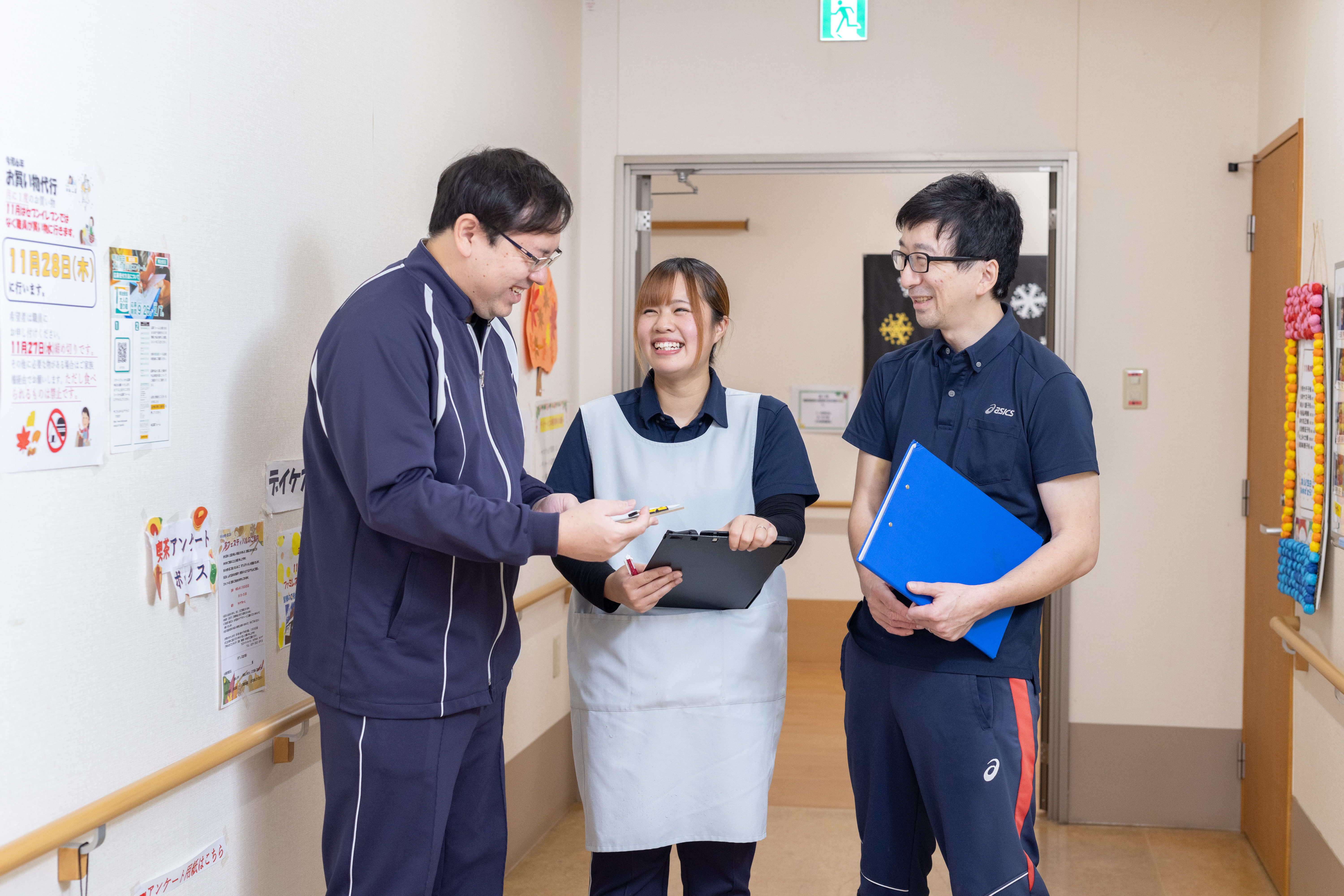 社員同士の交流やミーディングで情報共有し、重要性の高い内容について研修を行っています。新しい知識、事例の共有、リスク共有など様々な社内研修を通じて働きやすい環境を整えています。<br />
<br />
入職後は、経験豊富な先輩たちが一人ひとりのペースに合わせて、丁寧にサポートします。仕事の進め方や施設のルール、利用者様との接し方など、実践的なアドバイスを交えながら、安心して学べる環境づくりを行っています。<br />
<br />
森田記念会には無理なく成長できるサポート体制が整っています。<br />
困った時や不安な時は、いつでも頼れる先輩がそばにいるので、ご安心ください♪<br />
