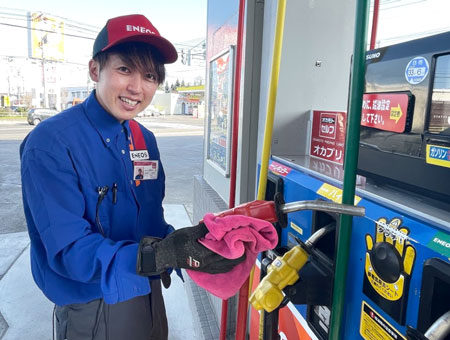 もちろん大丈夫です！<br />
実際に、未経験からオカモトでスタートしたスタッフも多数活躍しています。業務は一つひとつ丁寧に教えてもらえるので、ガソリンスタンドでの勤務が初めての方でも安心して始められます。<br />
<br />
「家から近かったから」という理由で応募したスタッフも多く在籍しています。<br />
働きやすさや人間関係の良さも、長く続けられる理由のひとつです♪