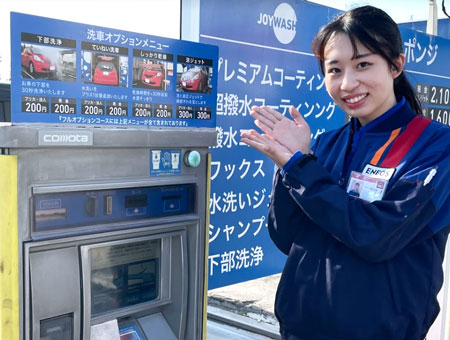 入社後はまず、オカモト独自の新人向けマニュアルをご覧いただきながら、職場の雰囲気に慣れていただくところからスタートします。<br />
朝礼にも参加していただき、スタッフ同士のコミュニケーションや現場の流れを知ることができます。<br />
<br />
その後は、実際の清掃の仕方や簡単な機械操作などを、先輩スタッフが一つひとつ丁寧にお教えしますのでご安心ください。<br />
焦らず、少しずつできることを増やしていきましょう！